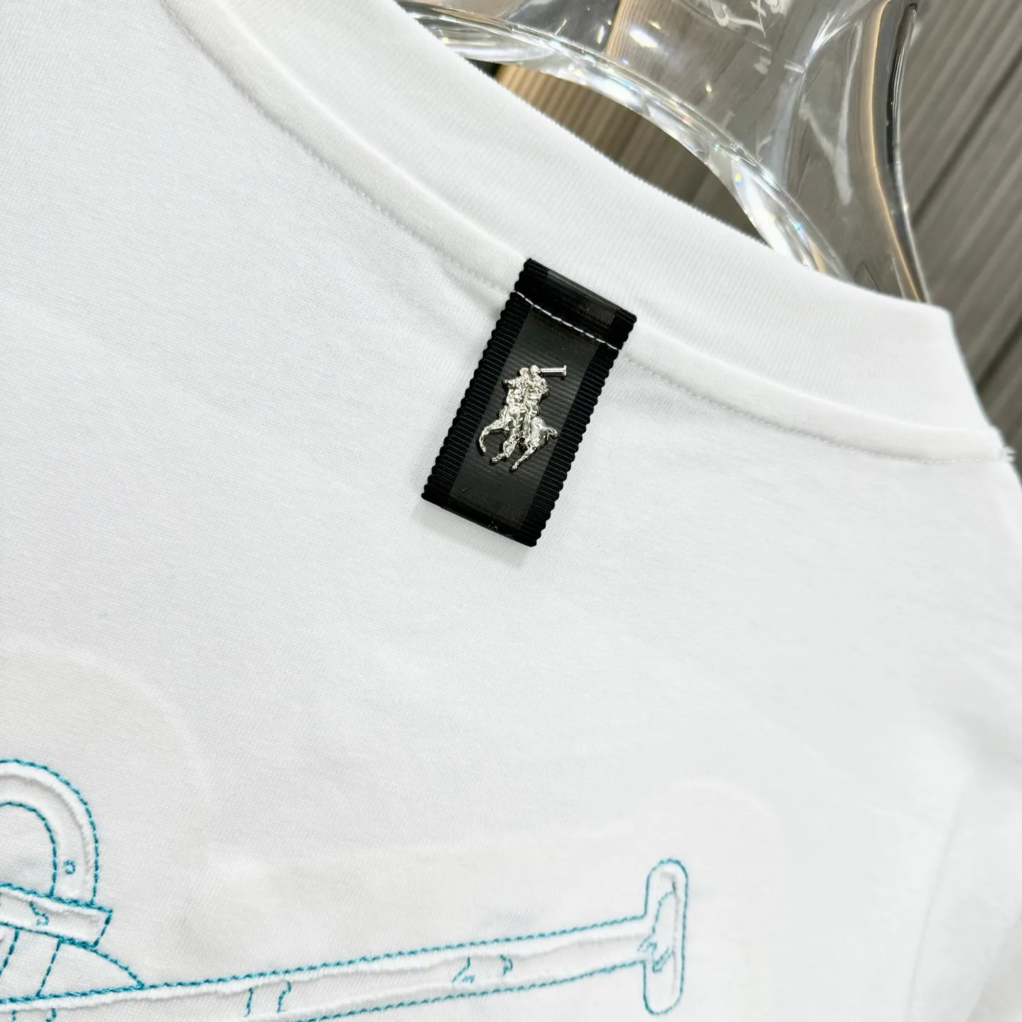P190 POlO Ralph Lauren 25FW new spring and summer round neck T-shirt. It is made of heavy 320G double yarn combed cotton material. The upper body has a strong three-dimensional effect. It is embroidered with ten thousand needles embroidery patch ➕ ten thousand needles 🪡 embroidery process inkjet effect. ⚠️Washing method: The fabric is only dry-cleaned or wrapped in a laundry bag. Quick machine wash in cold water on the reverse side, let dry and then iron at medium temperature! Avoid vigorously wringing and machine washing from the front!  Size: S M L XL XXL Color: Black, White